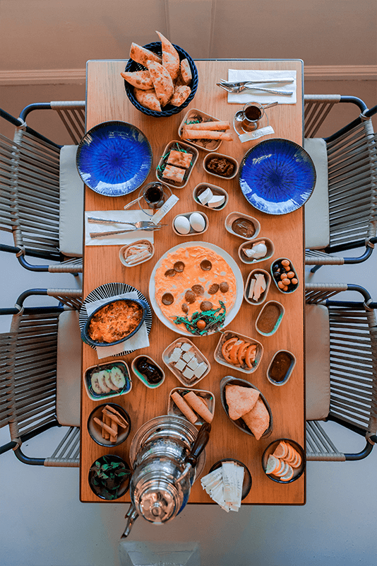 Gedekte tafel met turkse gerechten bij H-Kiki